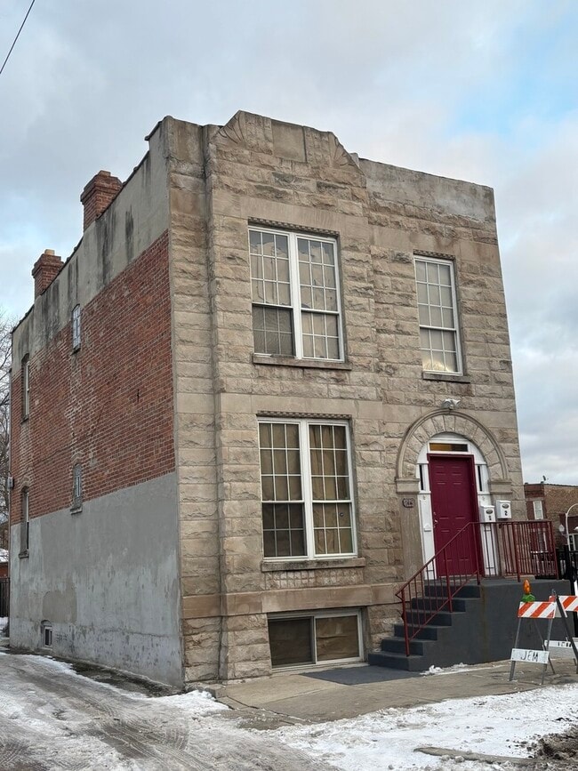 Building Photo - 115 S Kilbourn Ave