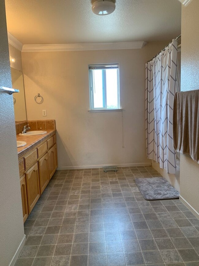 Building Photo - Spacious 2 Story 4 BR 2.5 BA Available Now