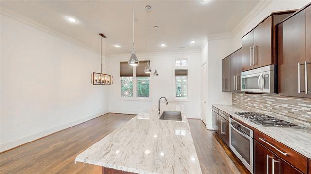 Building Photo - 620 S Pearl Expy