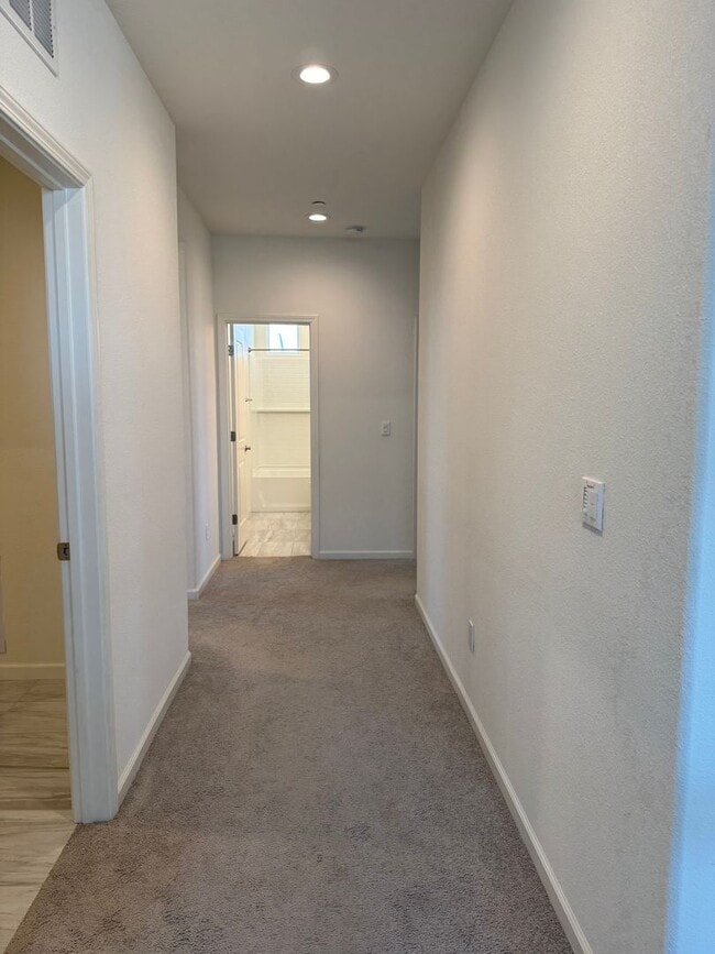 Building Photo - Beautiful 5 Bedroom, 3 Bathroom, 2800 Sqft...