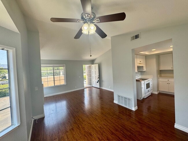 Building Photo - 2 Bed, 2 Bath Upper End Unit in Beautiful ...