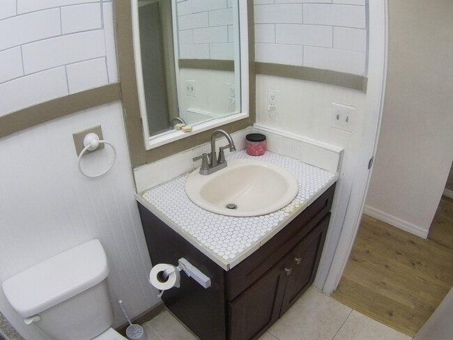 Building Photo - 556 Capri L