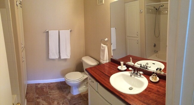 Building Photo - 950 Seven Hills Dr