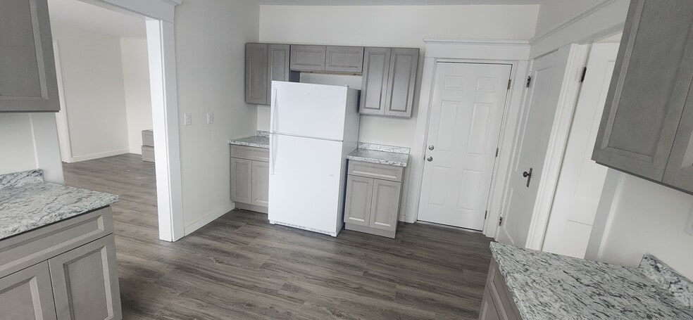 Building Photo - 619 Tracy St