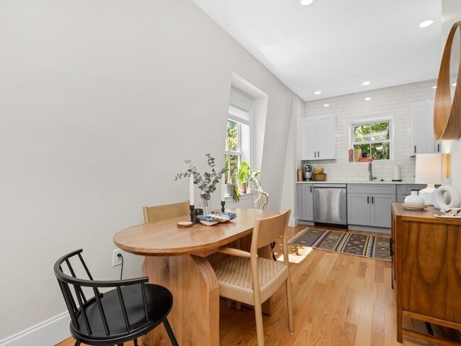 Building Photo - 225 Saratoga St