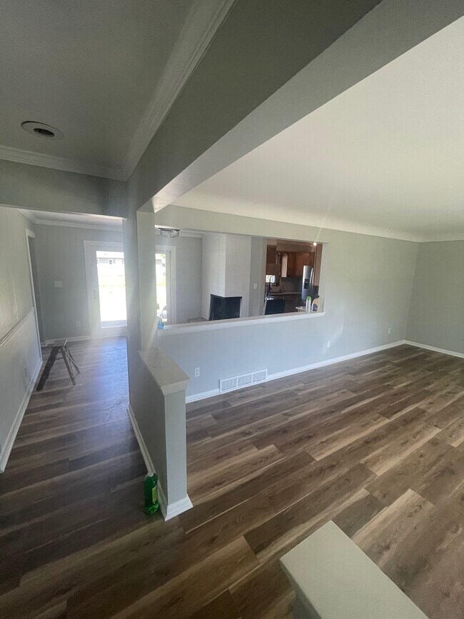 Family room open to eat in kitchen area - 4384 Walton Plz