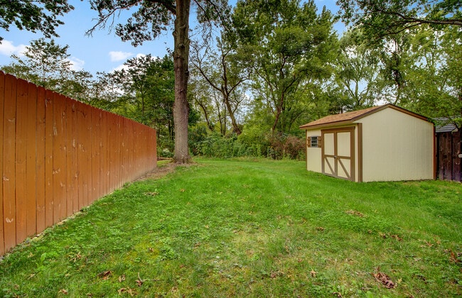 Building Photo - 204 Parkwood Dr