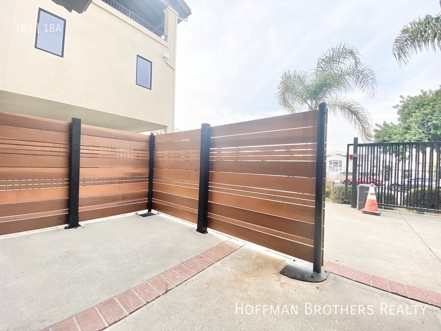 Building Photo - 1240 S Bronson Ave