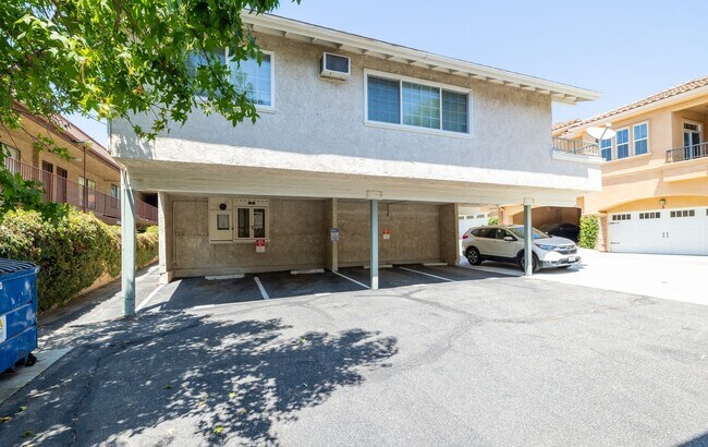 Building Photo - 5302-5304 Colodny Dr