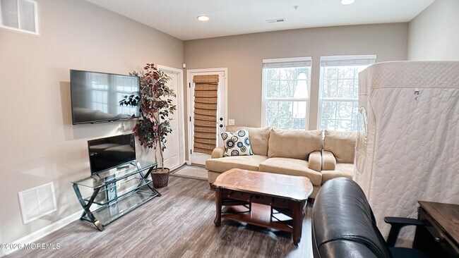 Building Photo - 110 Halliard Dr