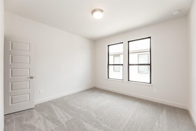 Building Photo - 10902 Overlook Pt Dr