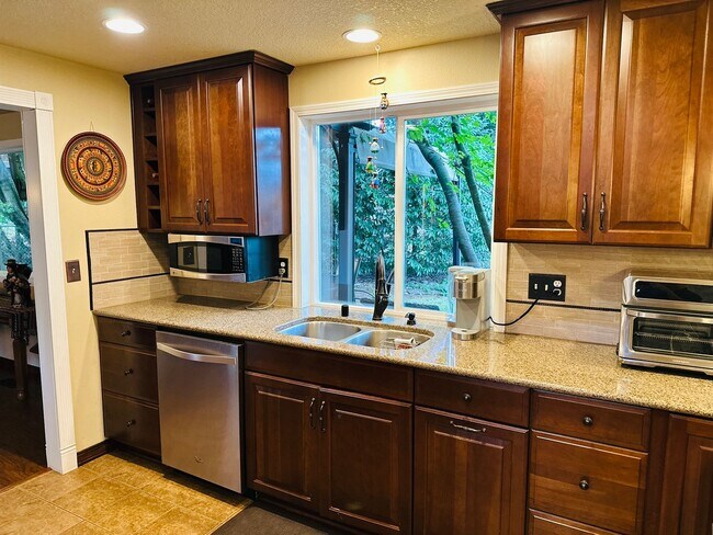 Building Photo - Beautiful Custom Newly Remodeled Home