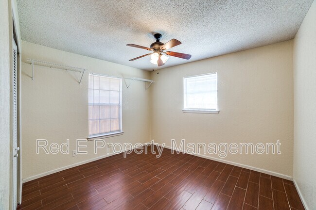 Building Photo - 5602 Ivanhoe St