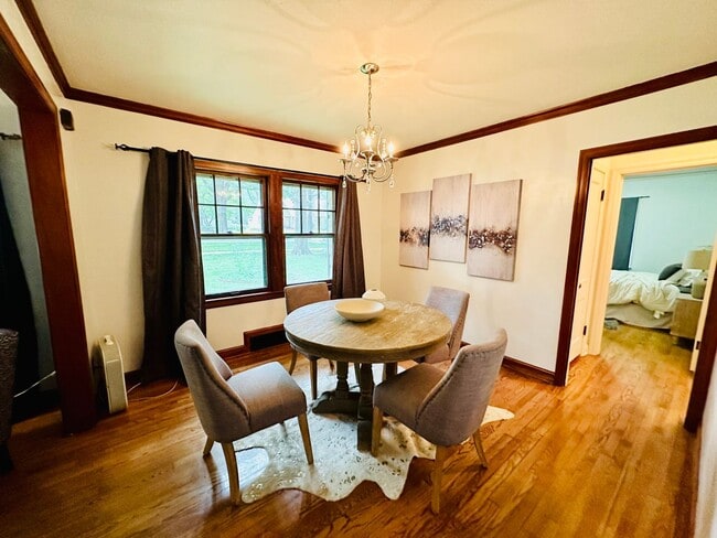 Building Photo - {8100} Picture Perfect Leawood Cottage + C...