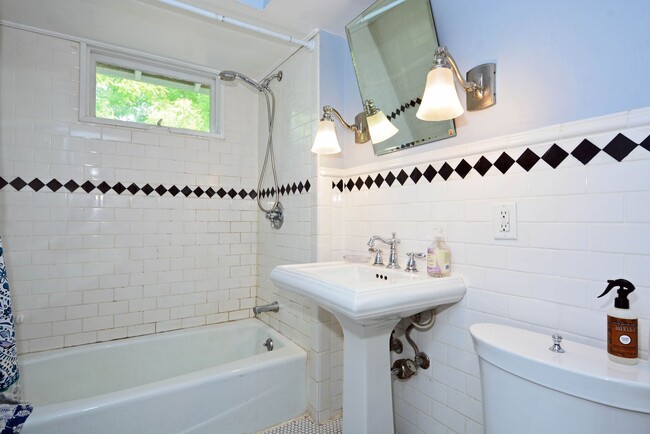 Building Photo - Beautiful 4-bedroom 2.5-bathoom - Great Lo...