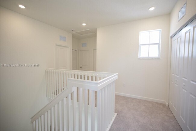 Building Photo - 2637 SE 24th Ct