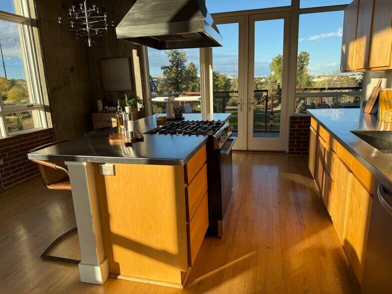 Building Photo - 2000 Little Raven St