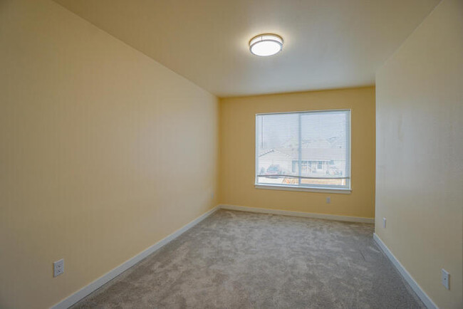 Building Photo - Beautiful Newer Townhome In Landover Sharmel