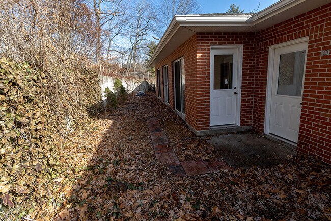 Building Photo - 401 Cedar Ln