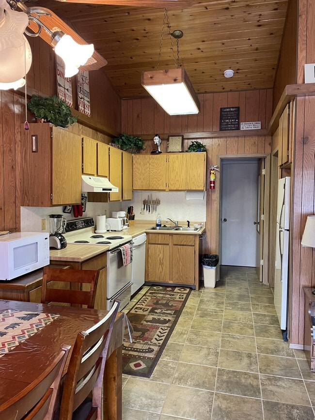 Building Photo - 300 Bay Point Dr