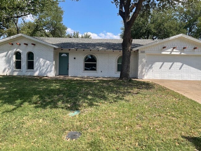 Building Photo - 220 Shady Lake Dr