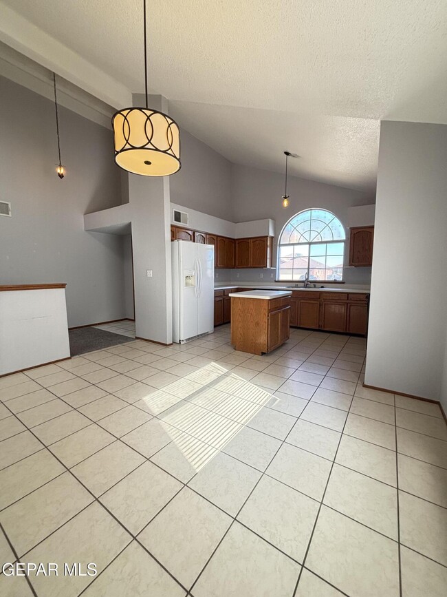 Building Photo - 10905 Loma De Rio Pl