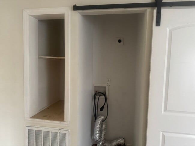 Building Photo - Charming 2br 1ba Home! Available Now!