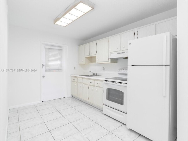 Building Photo - 2025 Miami Rd