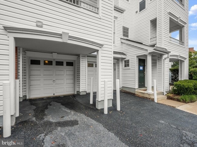 Building Photo - 10713 Symphony Way