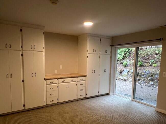 Building Photo - 4bd/2.5ba Bellevue Home