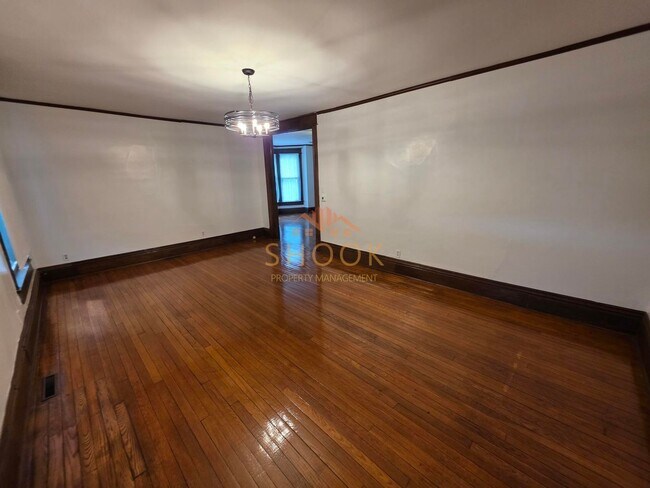Building Photo - Well-Maintained Historic 4 BR Home Close to Campus! Lawn Mowing Included!
