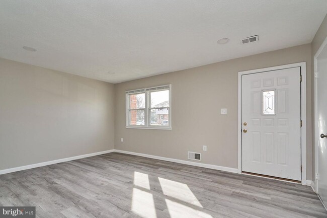 Building Photo - Charming 3-Bedroom Townhome in the Heart o...