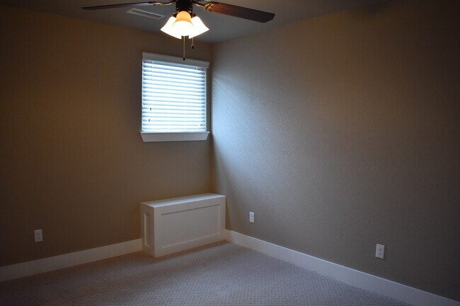 Building Photo - 4 Bedroom 3.5 Bath In The Heart of Fayetteville!