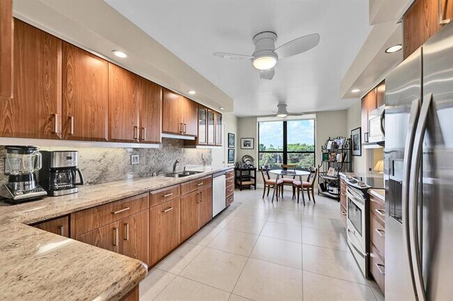 Building Photo - 7578 Regency Lake Dr
