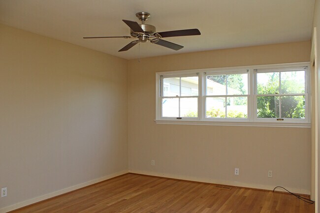 Building Photo - 8025-8027 SW Northvale Wy