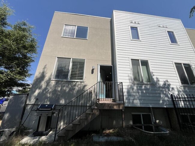 Building Photo - 3546 Terra Sol Dr