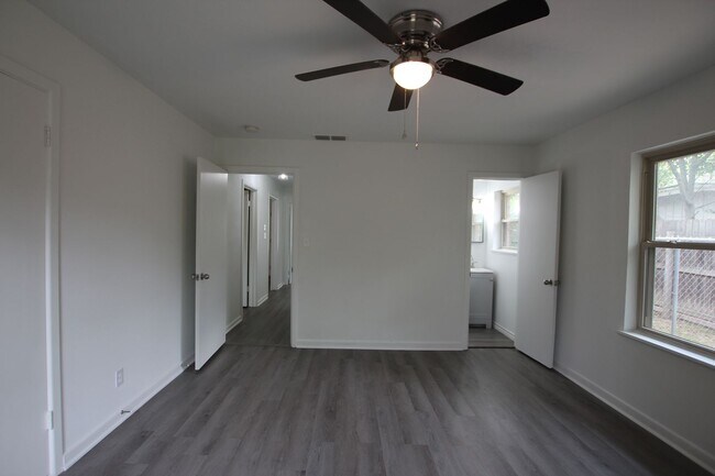 Building Photo - Adorable 3 Bed 2 Bath in Tyler with TWO Li...