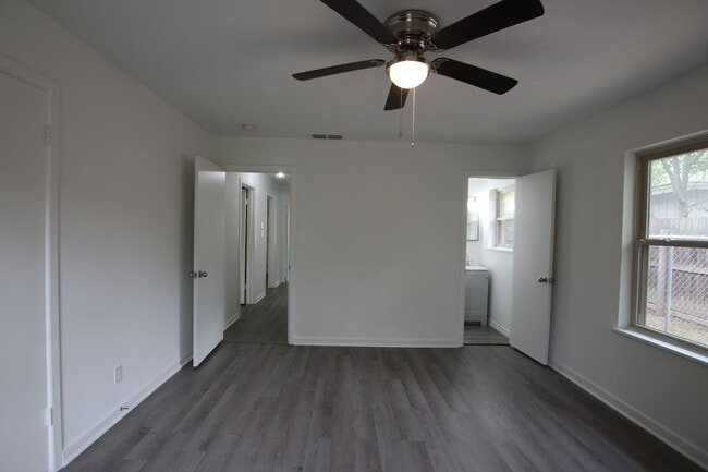 Building Photo - Adorable 3 Bed 2 Bath in Tyler with TWO Living Spaces! 1/2 OFF FIRST FULL MONTHS RENT!!