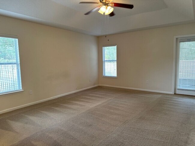 Building Photo - Large 3BD/2BA |Quiet Setting | Fenced Yard