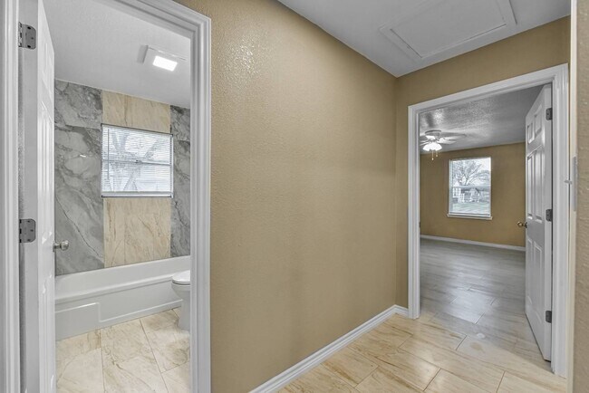 Building Photo - 1106 Brewster Ave