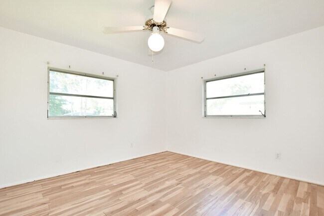 Building Photo - 3530 NW 34th Pl