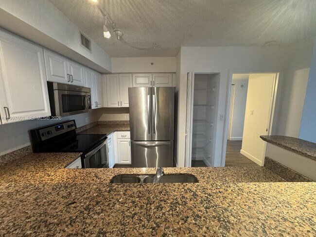 Building Photo - 1155 Brickell Bay Dr