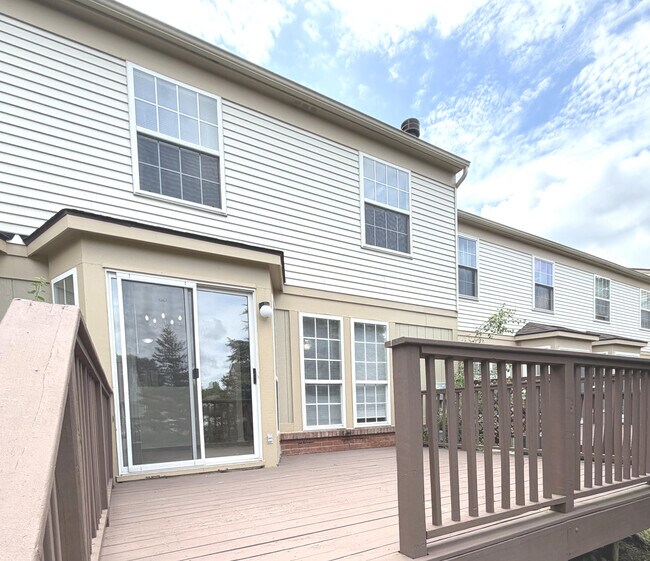 Building Photo - 3112 Village Cir N