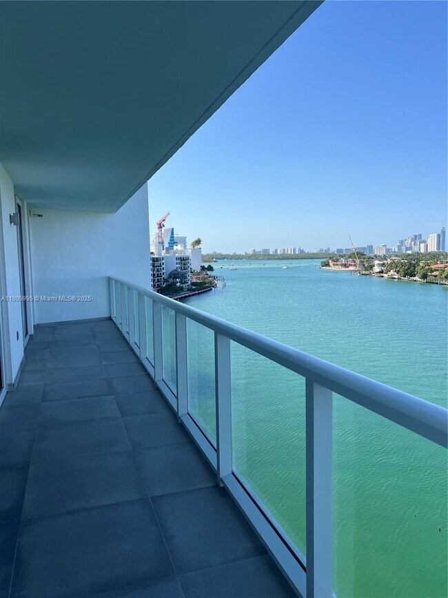 Building Photo - 9821 E Bay Harbor Dr