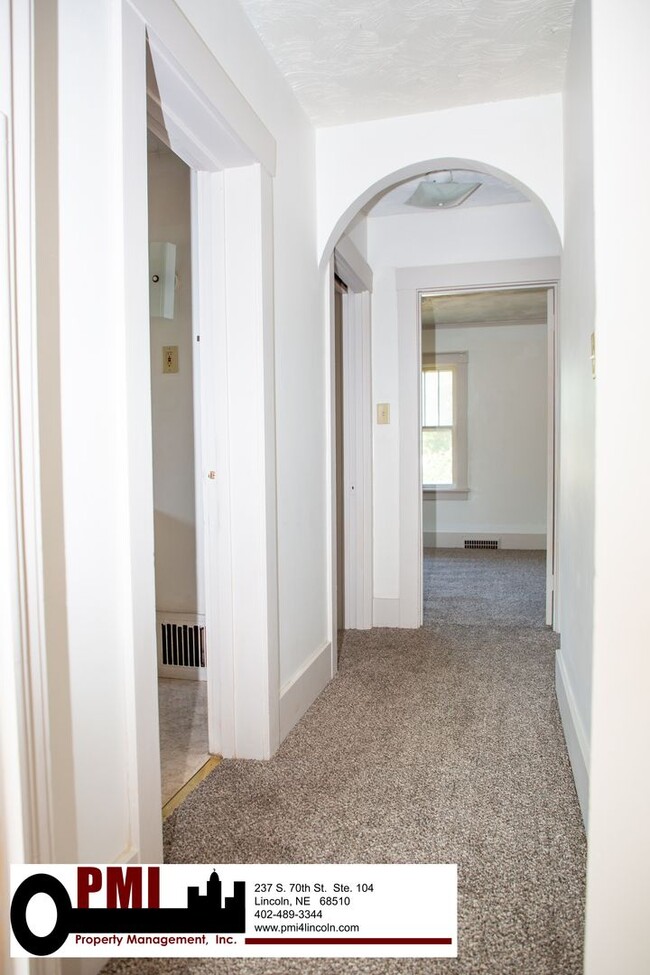 Building Photo - 4 Bedroom, 1.5 bathroom House For Rent; Av...
