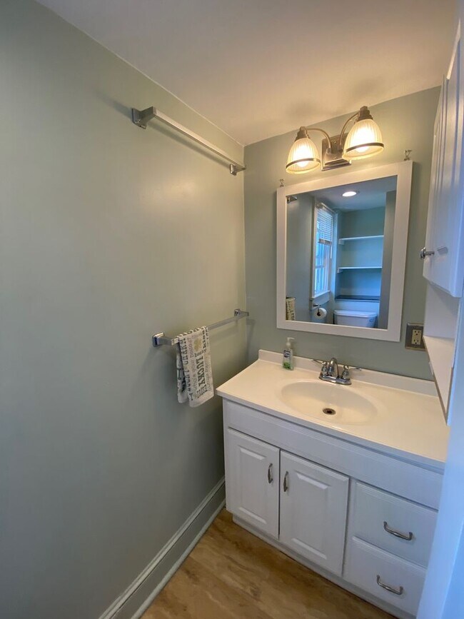 Building Photo - Woodfin - 1920's Cottage