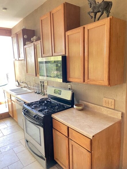 Building Photo - 20 Clearview Dr