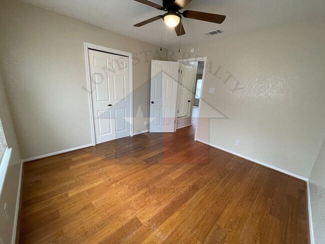 Building Photo - 1303 August Dr