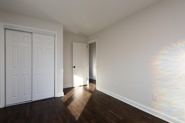 Building Photo - Mid Town Location with a Water View