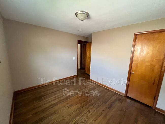 Building Photo - 52 Van Buren Dr